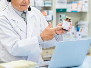 オンラインで薬の説明をする人